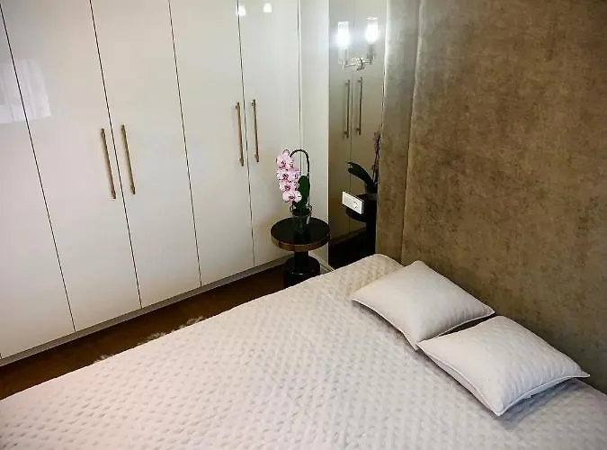 New Luxury & Free Parking